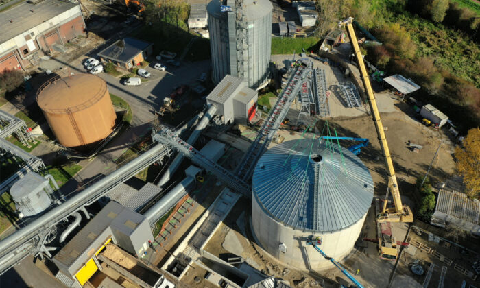 Chaufferie des Bellevues : un nouveau toit de 13 tonnes prend place sur le silo biomasse